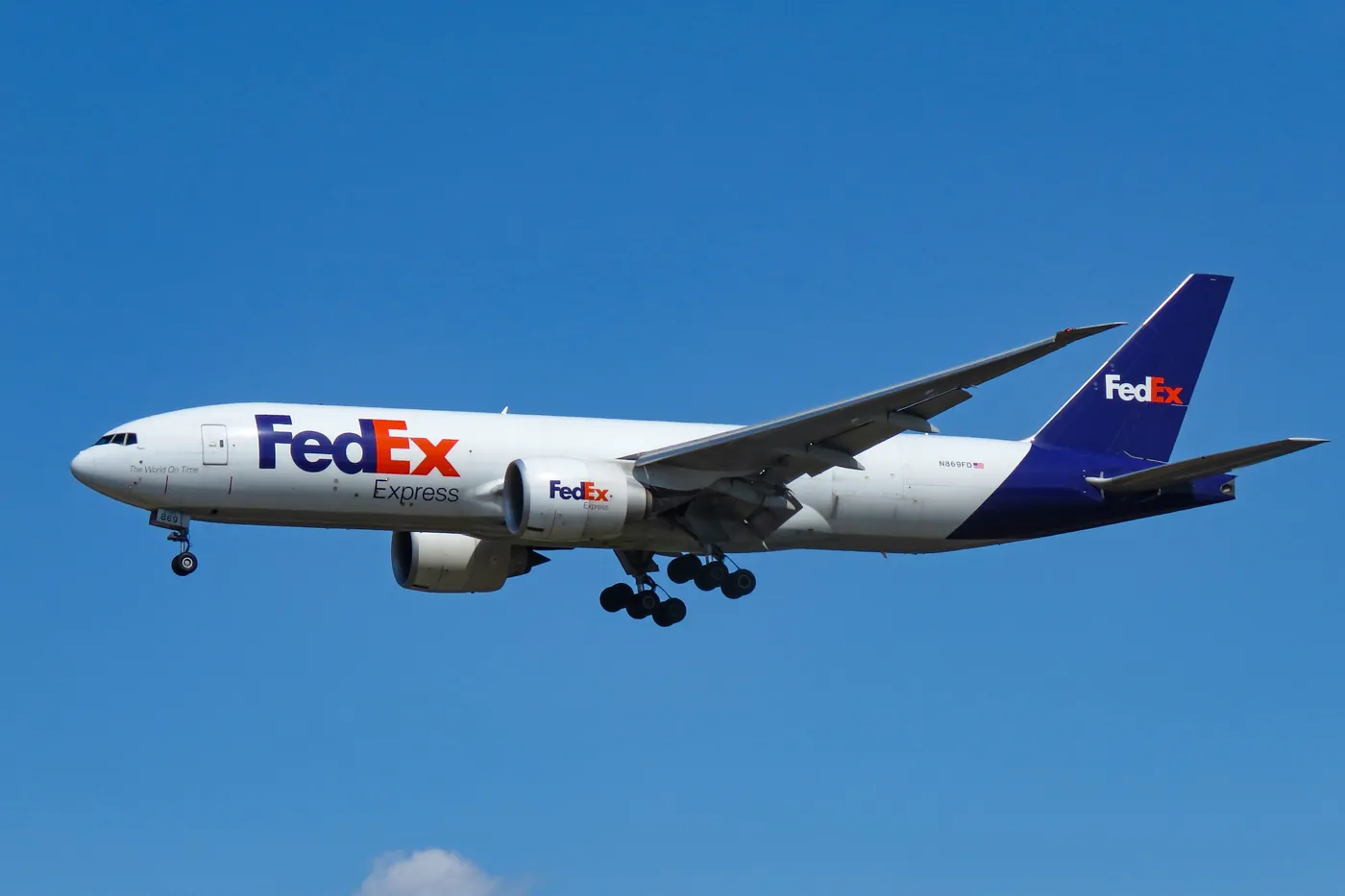 FedEx Express 777F on final approach, FedEx Express livery.